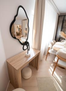a room with a mirror and a table and chairs at Wabi Sabi Nest in Timişoara