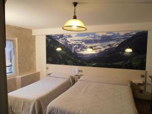 Postel nebo postele na pokoji v ubytování Hôtel Panoramic et des Bains + 22 fotografií