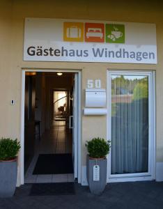 ヴィントハーゲンにあるGästehaus Windhagenの風の門を読む看板のある建物