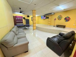 a waiting room with couches and a flat screen tv at Irama Resort Amir YJS , Pantai Irama Bachok in Bachok