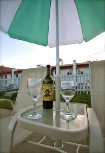einen Tisch mit einer Flasche Wein und zwei Gläsern in der Unterkunft Motel de la Pente Douce in Magog-Orford