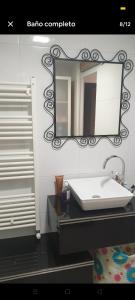 a bathroom with a sink and a mirror at Como en tu casa in Zaragoza