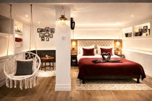 a bedroom with a bed with two swans on it at Loft Prenium PETITE FRANCE-idéal mission Pro-long séjour in Strasbourg