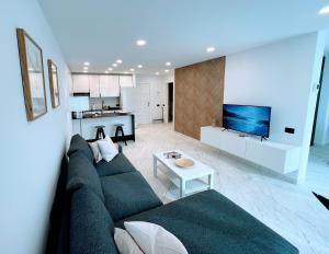 a living room with a couch and a kitchen at Terrazas 532 in San Miguel de Abona