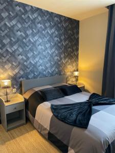 a hotel room with two beds and two lamps at Grand Appartement Hyper Centre in Lens