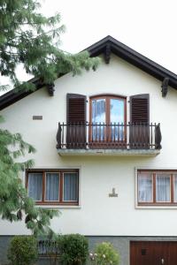 a white house with a balcony at Les Sources de Saverne in Saverne