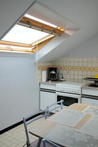 Kitchen o kitchenette sa Les Sources de Saverne