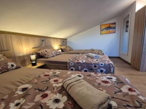 a hotel room with two beds with flowers on them at Apartman Meghan in Pula