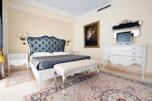 Tempat tidur dalam kamar di Grand Hotel President