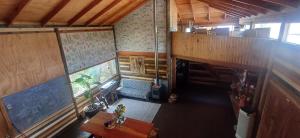 an overhead view of a room with a table and chairs at Hostal Arboretum cafeteria & jardin in Hijuelas