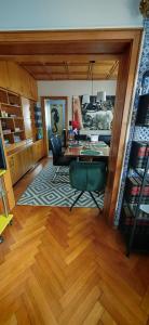 a dining room with a table and chairs in a room at Ferienhaus VILLA ZAUBERBLICK am Rennsteig Frankenwald FREISTEHEND naturnah HUNDEFREUNDLICH eingezäunt in Ludwigsstadt