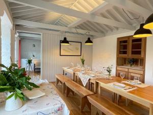 a large dining room with a long table at Abrigos Baleeiros Turismo Rural in Feiteira