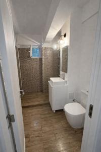a bathroom with a white toilet and a sink at Ultracentral Modern Apartment Toma Caragiu, Ploiesti in Ploieşti