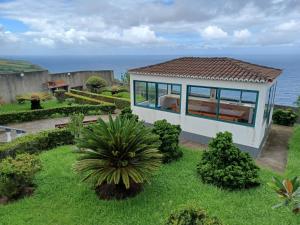 a small house with a view of the ocean at Casa Santana in Nordeste