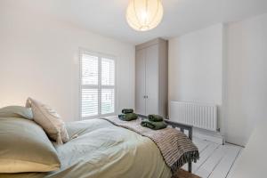 a bedroom with a bed with two teddy bears on it at 2 Bed in Whitstable oc-w31887 in Whitstable