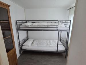 a room with two bunk beds in a room at Chalet Zon & Zee in Zonnemaire