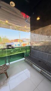 a bench in a room with a view of a train at Flat Zona Sul in Teresina