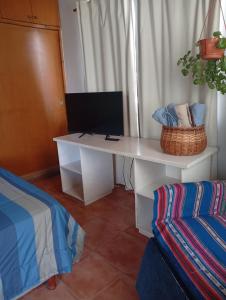 a room with a desk with a computer and a chair at Casa Boreal dptos estilo casa in Puerto Madryn