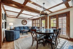 Zona d'estar a Lodge at Vail, A RockResort by Vail Resorts