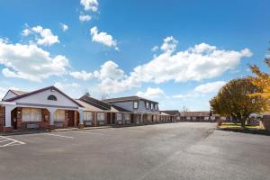 ein leerer Parkplatz vor einem Gebäude in der Unterkunft Red Roof Inn Georgetown, KY in Georgetown
