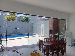 ein Speisesaal mit Blick auf einen Swimmingpool in der Unterkunft Casa Riso Dourado in Paracuru