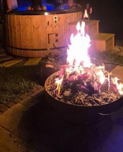 a large grill with a bunch of fire in it at Chatki ŁoRawa w Jabłonce in Jabłonka