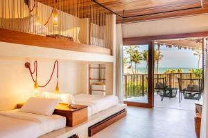 two beds in a bedroom with a balcony at Casa Siará - Hotel & Vilas in Prea +61 photos