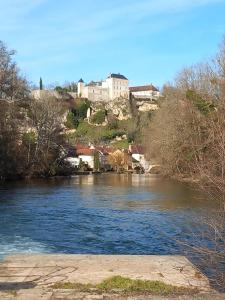 Blick auf einen Fluss mit einer Stadt im Hintergrund in der Unterkunft Le Micolo in Mailly-le-Château
