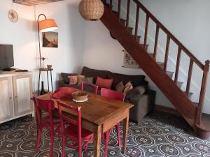 ein Wohnzimmer mit einem Tisch und einem Sofa in der Unterkunft Le Micolo in Mailly-le-Château