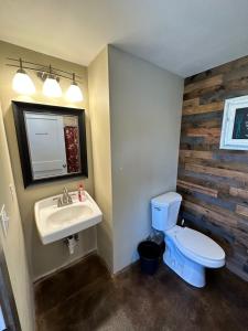 ein Badezimmer mit blauer Toilette und Waschbecken in der Unterkunft My Studio in Lovell