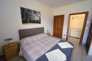 a bedroom with a bed with two towels on it at Casa Palmira in Drena