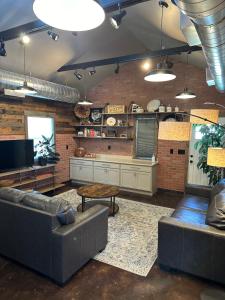 ein Wohnzimmer mit zwei Sofas und einem Tisch in der Unterkunft My Studio in Lovell