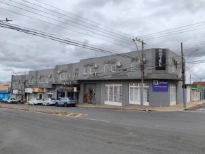 a building on a street with cars parked in front of it at Hotel Executive Uberaba in Uberaba