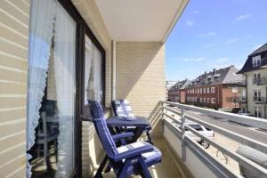 two chairs sitting on a balcony with a view at Birgit, App 4 "Sterntaucher" in Westerland