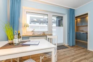 a dining room with a table and a window at Birgit, App 4 "Sterntaucher" in Westerland