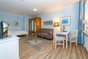 a living room with a couch and a table at Birgit, App 4 "Sterntaucher" in Westerland