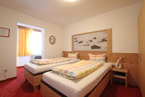 普豐德斯的住宿－普蘭傑爾旅館，酒店客房设有两张床和窗户。