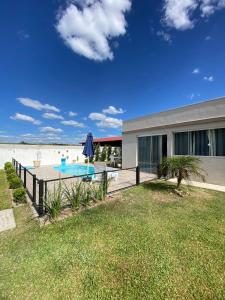 a house on the beach with a swimming pool at Casa de descanso, completa, para ate 05 pessoas in Pântano Grande