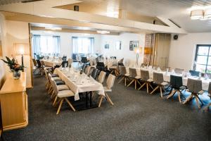 a banquet hall with white tables and chairs at Zur Kringelwies in Masburg