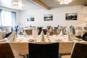 a conference room with tables and chairs in a room at Zur Kringelwies in Masburg +3 photos