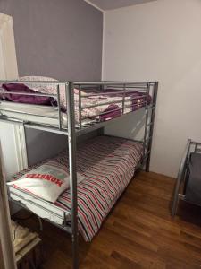 a bunk bed room with two bunk beds in a room at Le Compostelle in Châtellerault