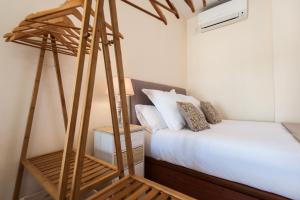 sypialnia z łóżkiem z drewnianą huśtawką w obiekcie Hommyhome Pozo Santo Penthouse w Sewilli