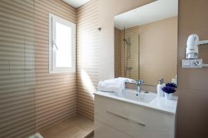 łazienka z umywalką i lustrem w obiekcie Hommyhome Pozo Santo Penthouse w Sewilli +31 zdjęć