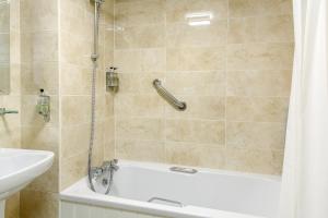 A bathroom at Wayford Bridge Inn Hotel 