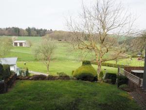 a yard with a tree in the middle of a field at Zur Kringelwies in Masburg