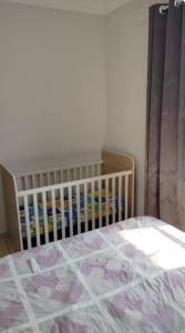 a baby crib in a room with a crib at apartamento atras do shopping Iguatemi 2 quartos in Votorantim +2 photos