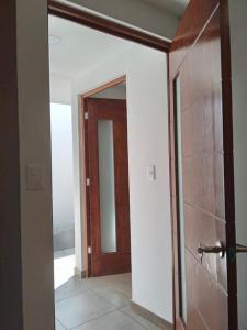 an open door in a room with a mirror at RECAMARAS centricas ESTADIOS in San Aparicio