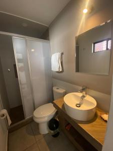 a bathroom with a sink and a toilet and a mirror at RECAMARAS centricas ESTADIOS in San Aparicio