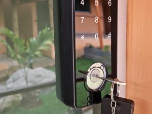 a padlock is attached to a door with a window at Aromas&Brumas Pousada in Brumadinho +10 photos