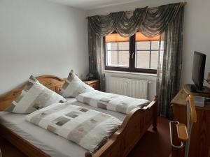 a bedroom with two beds and a window at Ferienhaus Miriquidi Perle in Marienberg